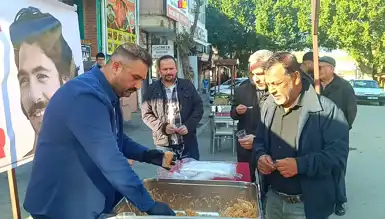Kozan'da Ferdi Tayfur İçin Helva Dağıtıldı