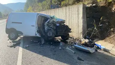 Kamyonet Kazasında 2 Çocuk Hayatını Kaybetti