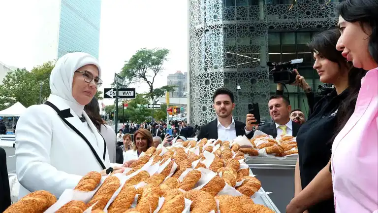 Emine Erdoğan New York'ta Simit Standı Ziyaret Etti