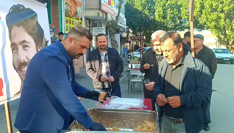 Kozan'da Ferdi Tayfur İçin Helva Dağıtıldı